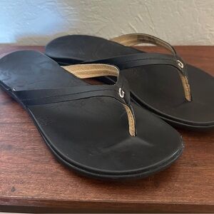 OluKai Women’s Honu Black Leather Flip-Flop Sandals